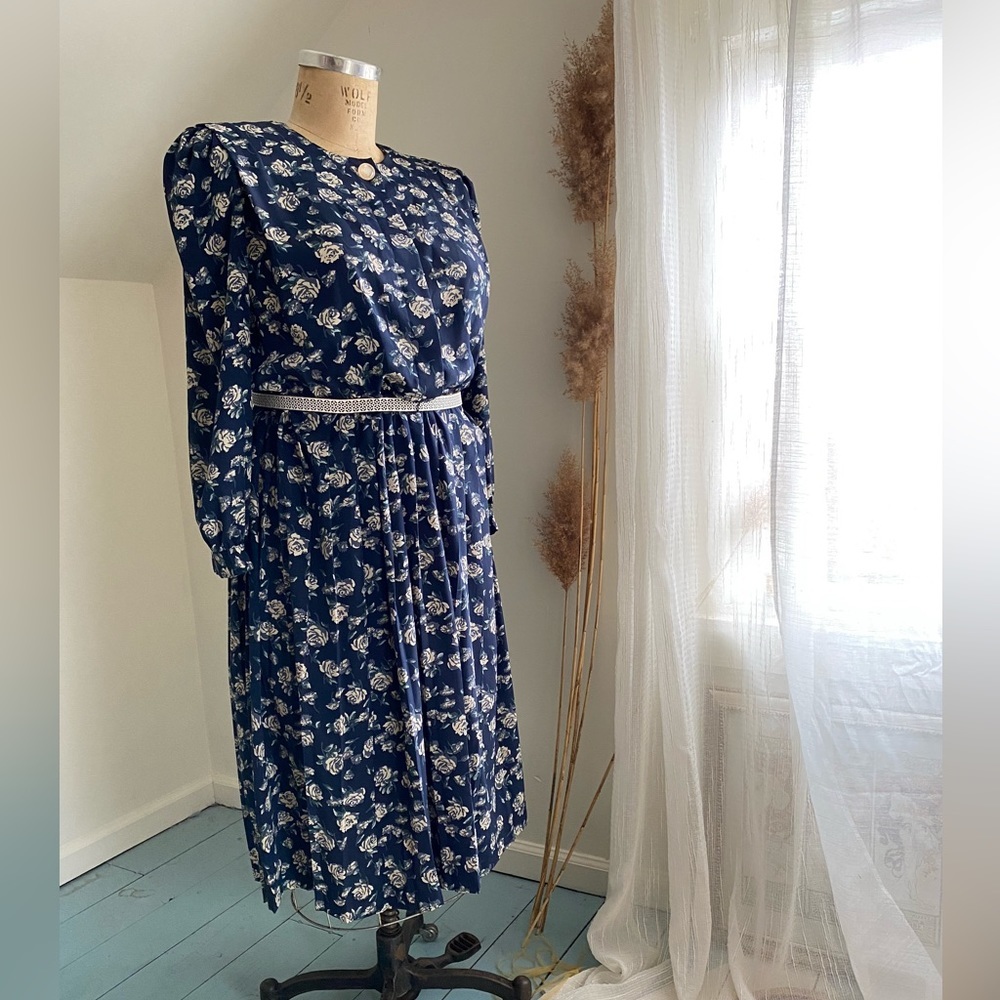80s 90s Vintage Leslie Fay Long Sleeve Pleated Navy Blue & Floral Midi Dress